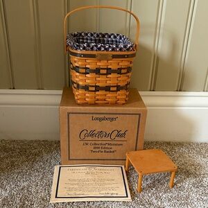 Longaberger Collector's Club Two Pie Basket with wooden riser. 1999 Editon